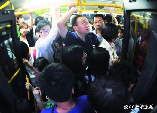 公交一晃一晃就進去了