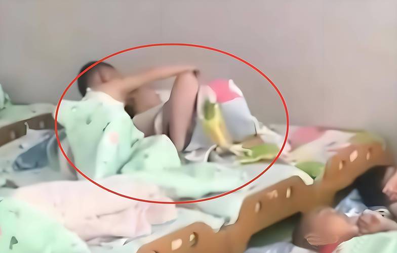 裝睡讓孩子從后面進入